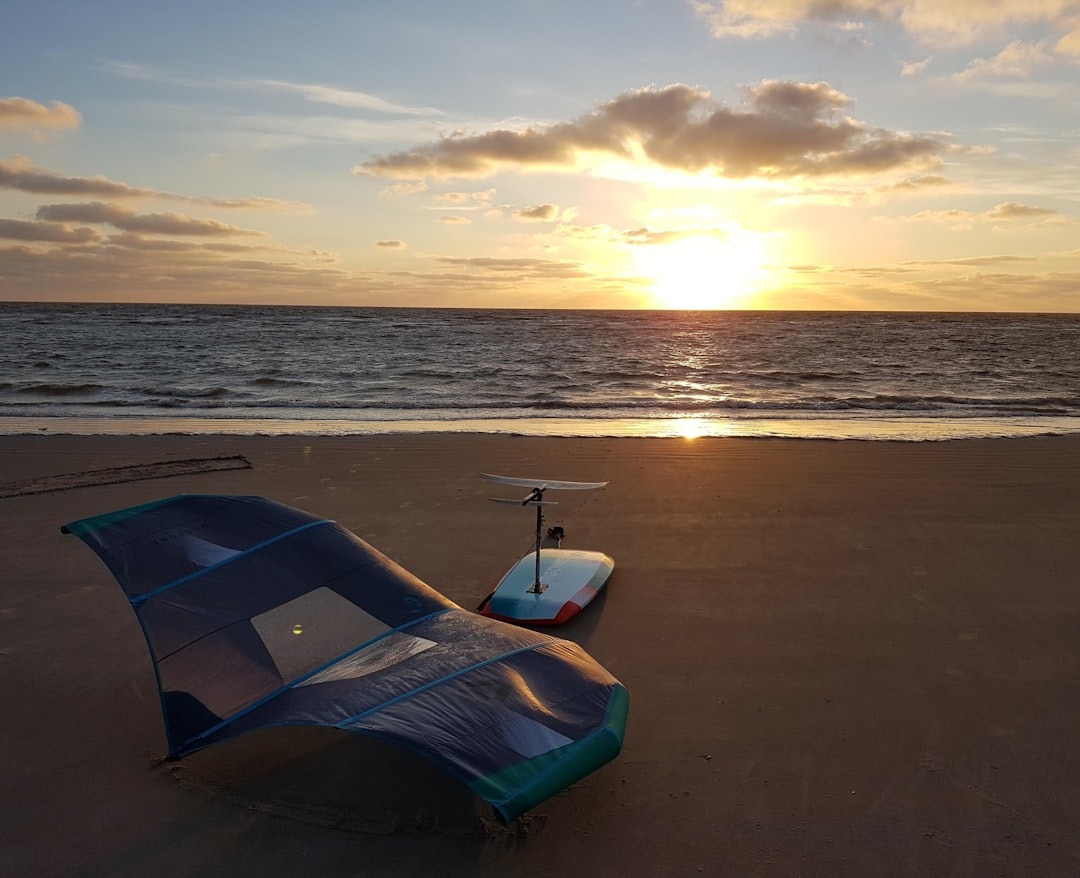 Matériel de wingfoil sur la plage de l'Almanarre au coucher du soleil